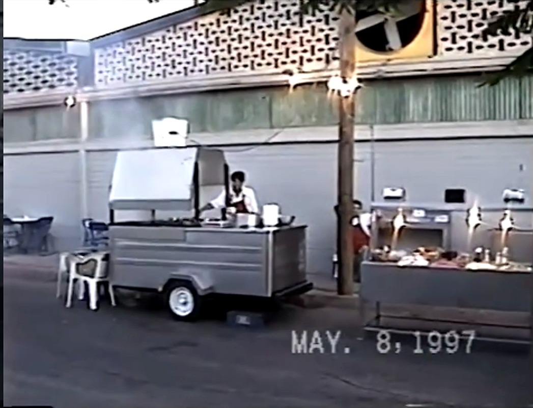 La carreta original de Tacos de Armando junto a la escuela, mayo de 1997
