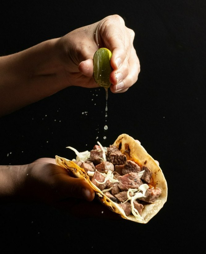 El Taco de Armando: carne asada servida en tortilla mientras una mano exprime limón encima