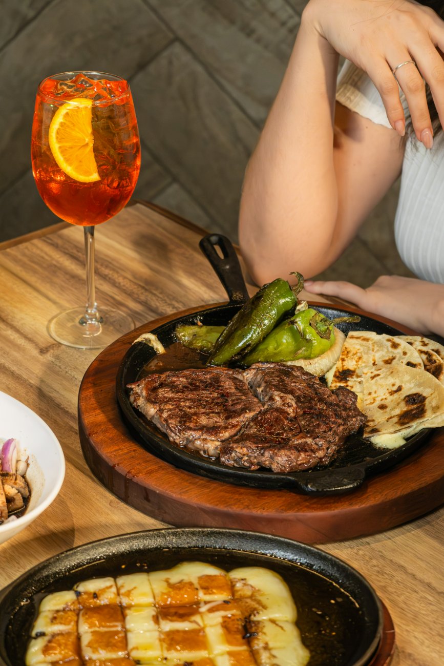 Filete de cabrería a la parrilla con aperol spritz y queso