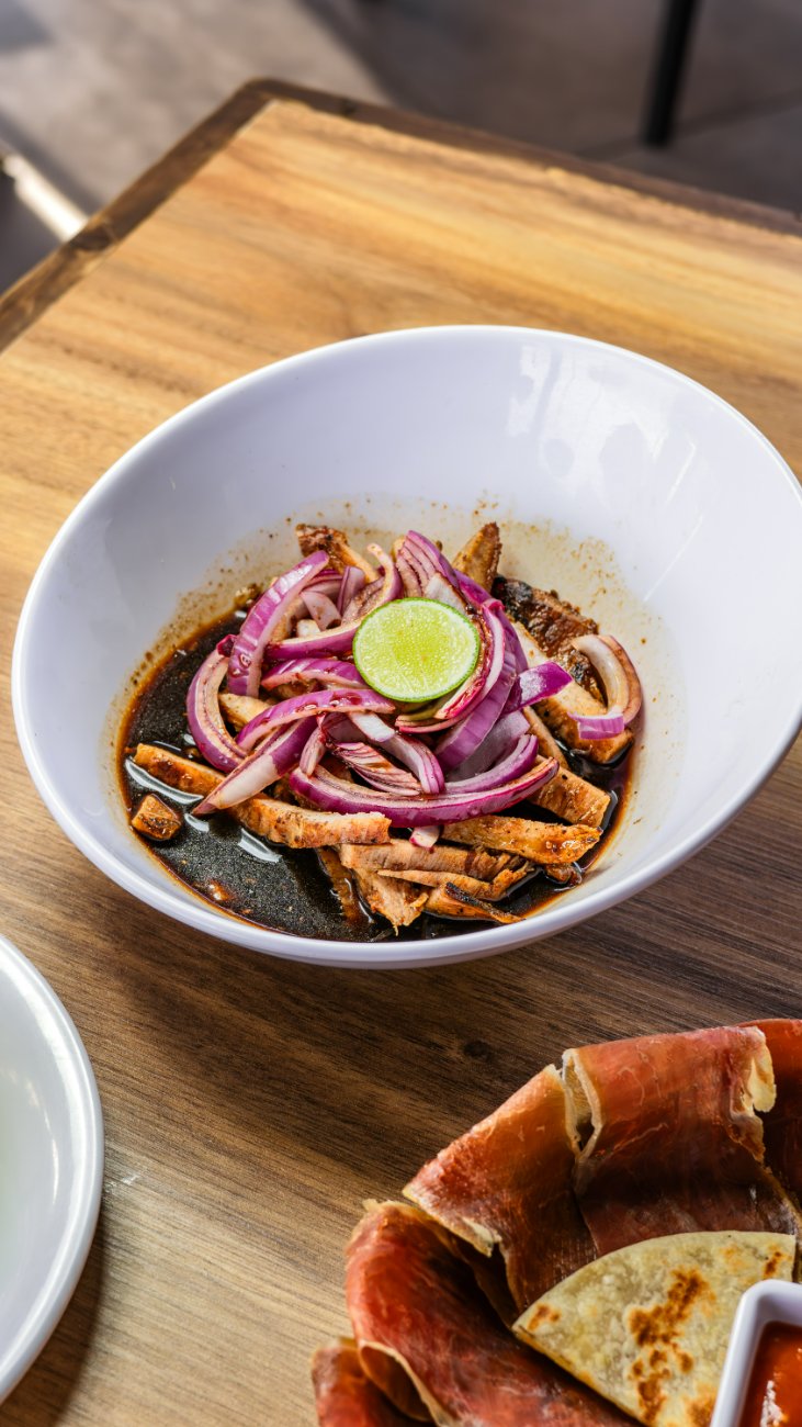 Orden de papada salseada con cebolla morada y limón