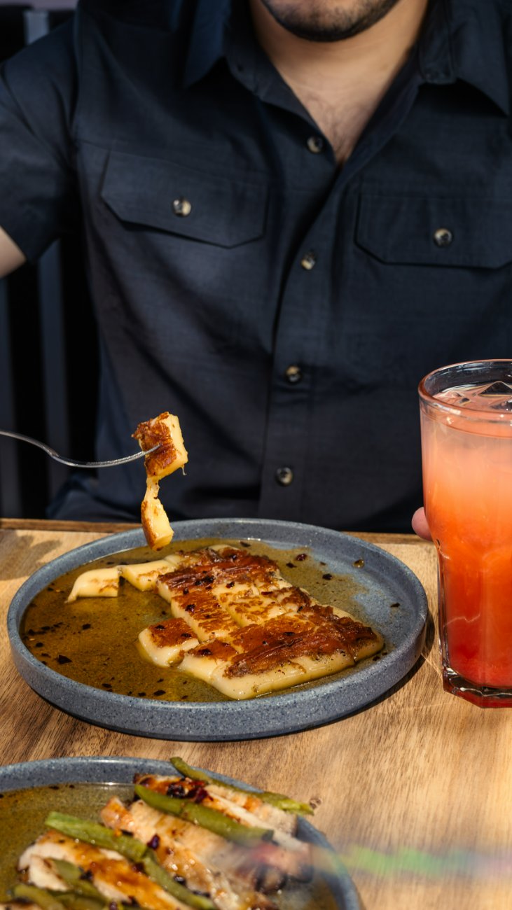 Queso menonita fundido al sartén servido en la mesa